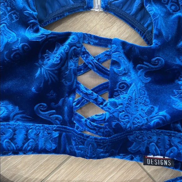 Blue Velvet Long Sleeve Crop Top and Shorts Set - Picture 4 of 8